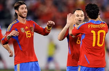 Trước đó anh niềm nở chúc mừng chiến công của Iniesta và Fabregas.