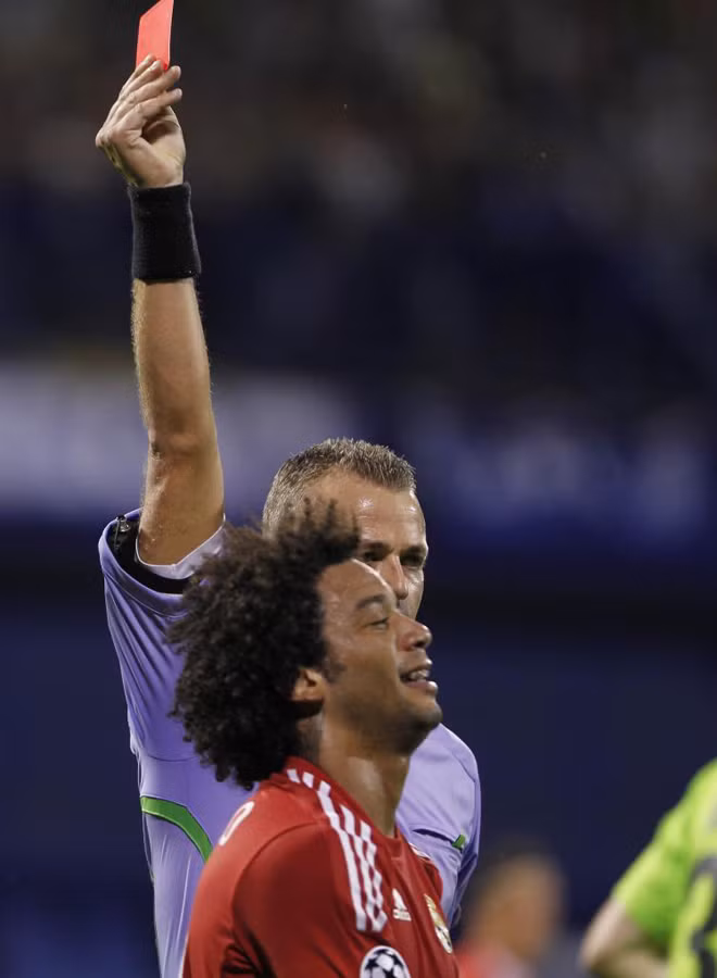 Trọng tài xử thẻ đỏ với hậu vệ Marcelo.