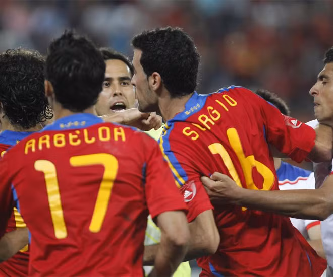 ...Busquets cũng tham gia để ủng hộ Arbeloa.