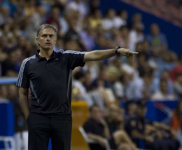 Jose Mourinho điều chỉnh chiến thuật thi đấu. Jose Mourinho điều chỉnh chiến thuật thi đấu.