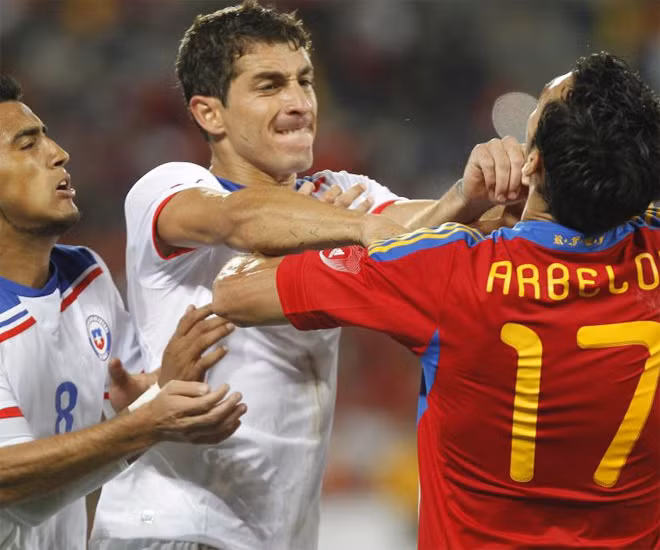 Một cảnh tượng y như cuộc chiến giữa Real và Barca nhưng khác biệt ở chỗ...