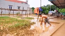 Sau những trận mưa vào thời điểm tháng 8/2016 khiến bùn, đất của dự án tràn vào vườn, nhà cửa của người dân làm ảnh hưởng đến đời sống của người dân nghiêm trọng (ảnh nguồn DV) Sau những trận mưa vào thời điểm tháng 8/2016 khiến bùn, đất của dự án tràn vào vườn, nhà cửa của người dân làm ảnh hưởng đến đời sống của người dân nghiêm trọng (ảnh nguồn DV)