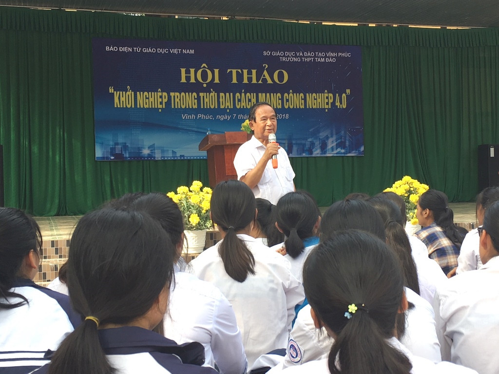 Chia sẻ về khởi nghiệp trong thời kỳ cách mạng công nghiệp 4.0 của Giáo sư Nguyễn Lân Dũng nhận được nhiều câu hỏi của học sinh Trường trung học cơ sở Tam Đảo (Vĩnh Phúc). Ảnh: Vũ Phương
