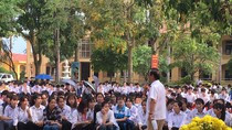 Hơn 900 học sinh Trường Tam Đảo "đội nắng" nghe Giáo sư Nguyễn Lân Dũng chia sẻ về khởi nghiệp trong thời kỳ cách mạng công nghiệp 4.0. Ảnh: Vũ Phương