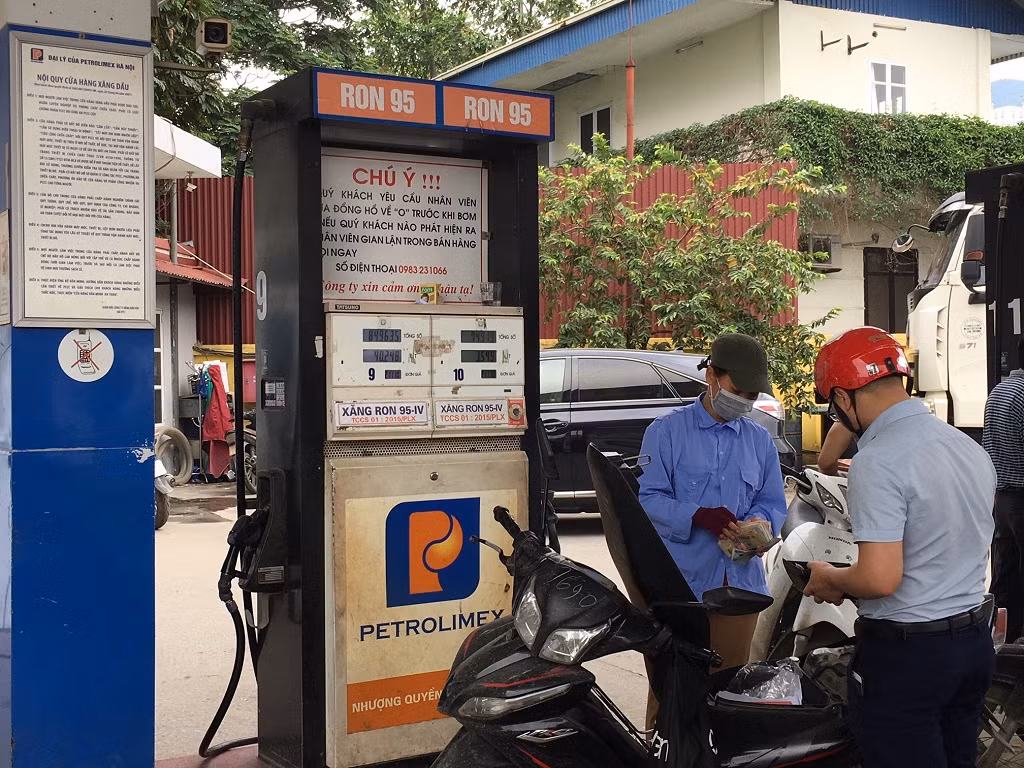 Đề xuất "khai tử" xăng RON 95 được cho là đẩy người tiêu dùng vào thế phải dùng xăng sinh học, trong khi đó xăng sinh học nhiều người còn e ngại chất lượng. Ảnh: Vũ Phương Đề xuất "khai tử" xăng RON 95 được cho là đẩy người tiêu dùng vào thế phải dùng xăng sinh học, trong khi đó xăng sinh học nhiều người còn e ngại chất lượng. Ảnh: Vũ Phương
