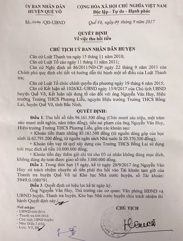 Quyết định của Chủ tịch Ủy ban nhân dân huyện Quế Võ về việc thu hồi tiền sai phạm của ông Nguyễn Văn Huy, Hiệu trưởng Trường Trung học cơ sở Phương Liễu. Ảnh: Vũ Phương Quyết định của Chủ tịch Ủy ban nhân dân huyện Quế Võ về việc thu hồi tiền sai phạm của ông Nguyễn Văn Huy, Hiệu trưởng Trường Trung học cơ sở Phương Liễu. Ảnh: Vũ Phương