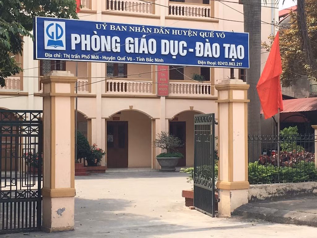Lãnh đạo Phòng Giáo dục và Đào tạo huyện Quế Võ bị tố có nhiều dấu hiệu bao che, dung túng cho sai phạm. Khi người dân gửi đơn tố cáo thì trả lời thiếu trách nhiệm. Ảnh: Vũ Phương Lãnh đạo Phòng Giáo dục và Đào tạo huyện Quế Võ bị tố có nhiều dấu hiệu bao che, dung túng cho sai phạm. Khi người dân gửi đơn tố cáo thì trả lời thiếu trách nhiệm. Ảnh: Vũ Phương