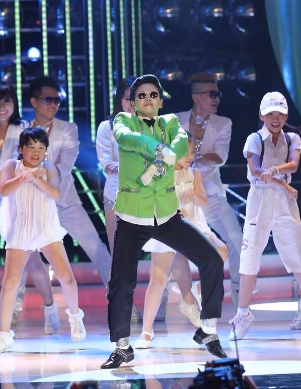 Thúy Uyên hóa thân Psy và điệu nhảy ngựa Gangnam Style.