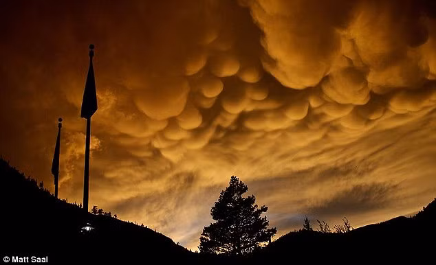 Điêu kiện gây ra mây cuộn song tương tự như những đám mây Mammatus (mây bong bóng) Điêu kiện gây ra mây cuộn song tương tự như những đám mây Mammatus (mây bong bóng)