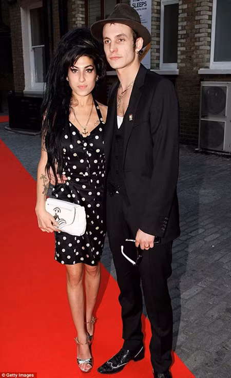 Amy Winehouse và chồng cũ Blake Fielder Civil - người đã đưa cuộc đời của Amy xuống dốc không phanh và rồi là cái chết cô đơn