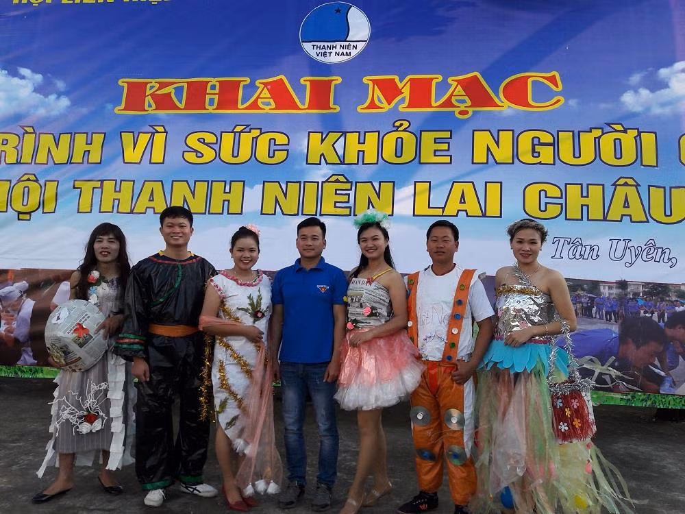 Thầy Huy (áo xanh thanh niên Việt Nam đứng giữa) rất năng động và luôn được tin tưởng giao tổ chức các chương trình văn nghệ. Ảnh: CT
