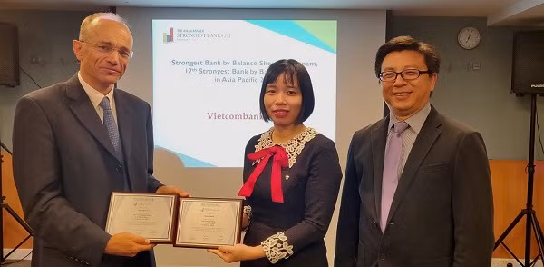 Đại diện Vietcombank, bà Phạm Vân Giang – Phó Trưởng Ban Định chế Tài chính (giữa) nhận Giải thưởng từ đại diện The Asian Banker.