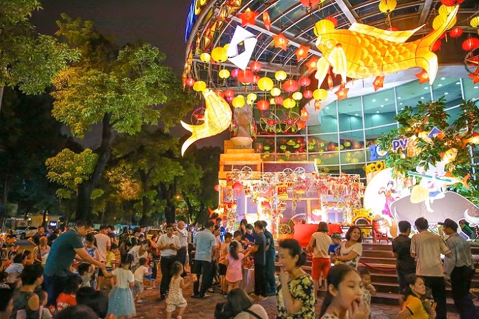 Chúng ta đôi khi cuốn mình vào vòng xoáy của thời hiện đại, nhưng trong một phút giây nào đó, Trung thu vẫn là miền hạnh phúc miên man vô tận trong sâu thẳm tâm hồn mỗi con người. Chúng ta đôi khi cuốn mình vào vòng xoáy của thời hiện đại, nhưng trong một phút giây nào đó, Trung thu vẫn là miền hạnh phúc miên man vô tận trong sâu thẳm tâm hồn mỗi con người.