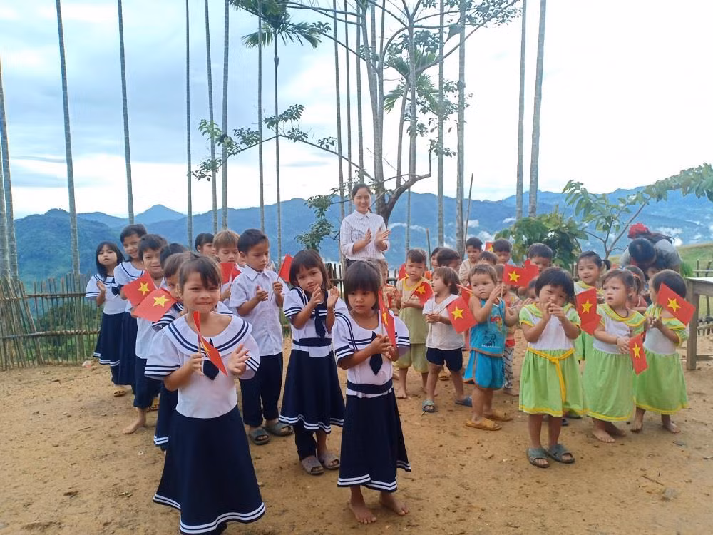 Nét hồn nhiên đáng yêu của các em nhỏ trong ngày khai giảng.