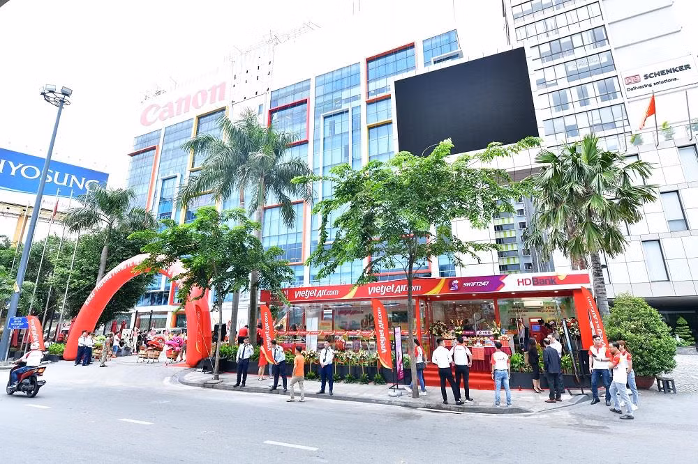 Nhân viên HDBank luôn có mặt để hỗ trợ khách hàng.