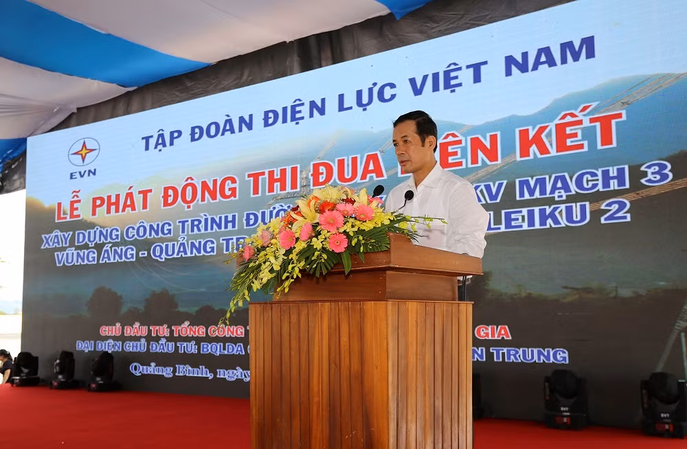 Ông Trần Công Thuật – Chủ tịch Ủy ban nhân dân tỉnh Quảng Bình, đại diện các địa phương có tuyến đường dây đi qua, phát biểu ý kiến. Ông Trần Công Thuật – Chủ tịch Ủy ban nhân dân tỉnh Quảng Bình, đại diện các địa phương có tuyến đường dây đi qua, phát biểu ý kiến.