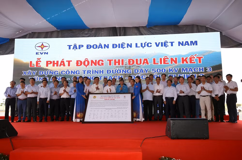 Các đơn vị ký kết giao ước thi đua hưởng ứng Nam phát động thi đua liên kết xây dựng công trình đường dây 500 kV mạch 3. Các đơn vị ký kết giao ước thi đua hưởng ứng Nam phát động thi đua liên kết xây dựng công trình đường dây 500 kV mạch 3.