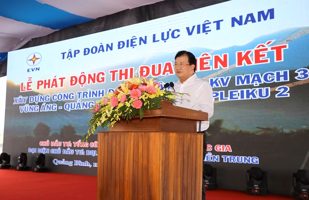 Ông Trịnh Đình Dũng - Ủy viên Trung ương Đảng, Phó Thủ tưởng Chính phủ Nước Xã hội chủ nghĩa Việt Nam lên phát biểu ý kiến chỉ đạo. Ông Trịnh Đình Dũng - Ủy viên Trung ương Đảng, Phó Thủ tưởng Chính phủ Nước Xã hội chủ nghĩa Việt Nam lên phát biểu ý kiến chỉ đạo.