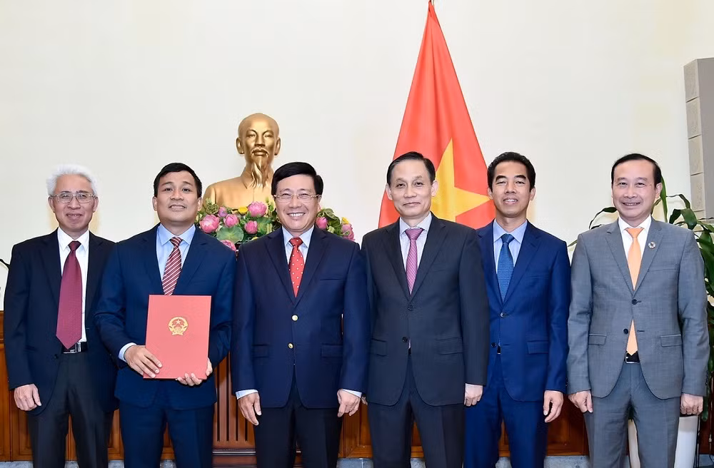 Lãnh đạo Bộ Ngoại giao chúc mừng đồng chí Nguyễn Minh Vũ.