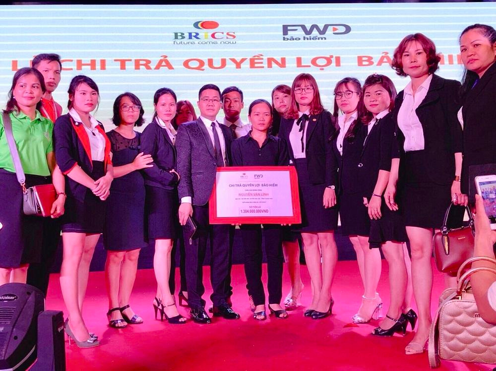 FWD Việt Nam &amp; BRICS Việt Nam đồng tổ chức lễ chi trả quyền lợi bảo hiểm cho gia đình anh Nguyễn Văn Lĩnh.