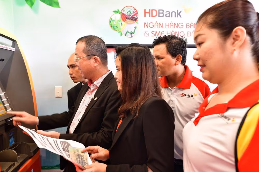 Khách hàng có thể thực hiện rút tiền mặt, nộp tiền, chuyển khoản 24/7...