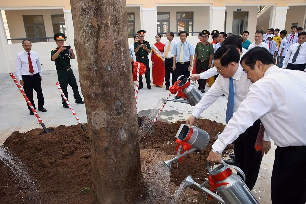 Phó Thủ tướng Vương Đình Huệ và lãnh đạo tỉnh Thái Bình trồng cây phượng vĩ tạo bóng mát trên sân trường mới xây dựng. Ảnh: VGP/Thành Chung Phó Thủ tướng Vương Đình Huệ và lãnh đạo tỉnh Thái Bình trồng cây phượng vĩ tạo bóng mát trên sân trường mới xây dựng. Ảnh: VGP/Thành Chung