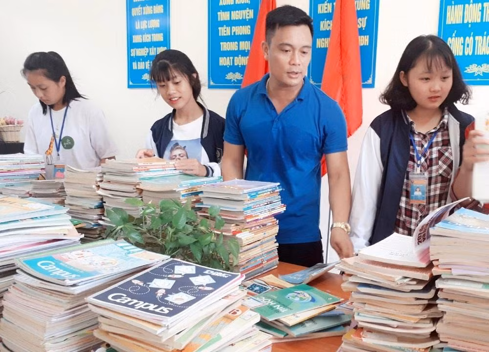 Thầy Nghị (áo xanh) cùng các em học sinh chuẩn bị cho Chương trình quyên góp sách giáo khoa cũ để tặng các em học sinh ở Lai Châu. Ảnh: NVCC Thầy Nghị (áo xanh) cùng các em học sinh chuẩn bị cho Chương trình quyên góp sách giáo khoa cũ để tặng các em học sinh ở Lai Châu. Ảnh: NVCC