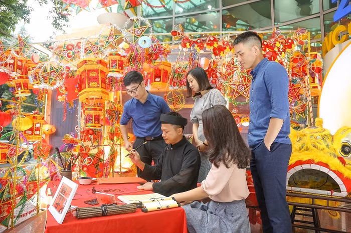 Với đèn lồng rực rỡ, mặt nạ, đầu lân cổ truyền, ông đồ già cho chữ… PVcomBank đã tái hiện một góc phổ cổ Hà Nội, mang đến những cung bậc cảm xúc đặc biệt cho công chúng về một mùa trăng xưa thật đẹp. Với đèn lồng rực rỡ, mặt nạ, đầu lân cổ truyền, ông đồ già cho chữ… PVcomBank đã tái hiện một góc phổ cổ Hà Nội, mang đến những cung bậc cảm xúc đặc biệt cho công chúng về một mùa trăng xưa thật đẹp.