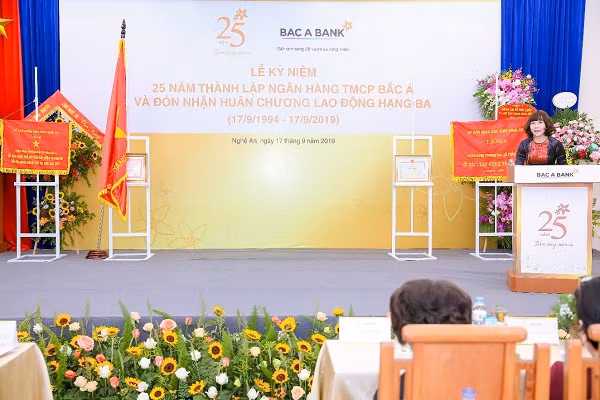 Bà Nguyễn Thị Thu Thu, Giám đốc Ngân hàng Nhà nước Chi nhánh tỉnh Nghệ An phát biểu tại buổi lễ.