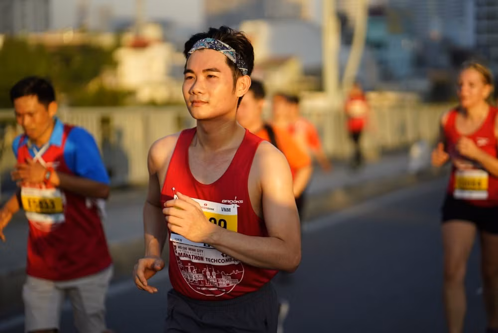 Marathon tượng trưng cho cuộc đấu tranh giữa cơ thể và tâm trí. Dùng bộ não thúc đẩy đôi chân. Trong cuộc sống cũng vậy, nếu bạn nhụt chí, đồng nghiệp và đối thủ sẽ chạy vượt qua bạn không thương tiếc. Marathon tượng trưng cho cuộc đấu tranh giữa cơ thể và tâm trí. Dùng bộ não thúc đẩy đôi chân. Trong cuộc sống cũng vậy, nếu bạn nhụt chí, đồng nghiệp và đối thủ sẽ chạy vượt qua bạn không thương tiếc.