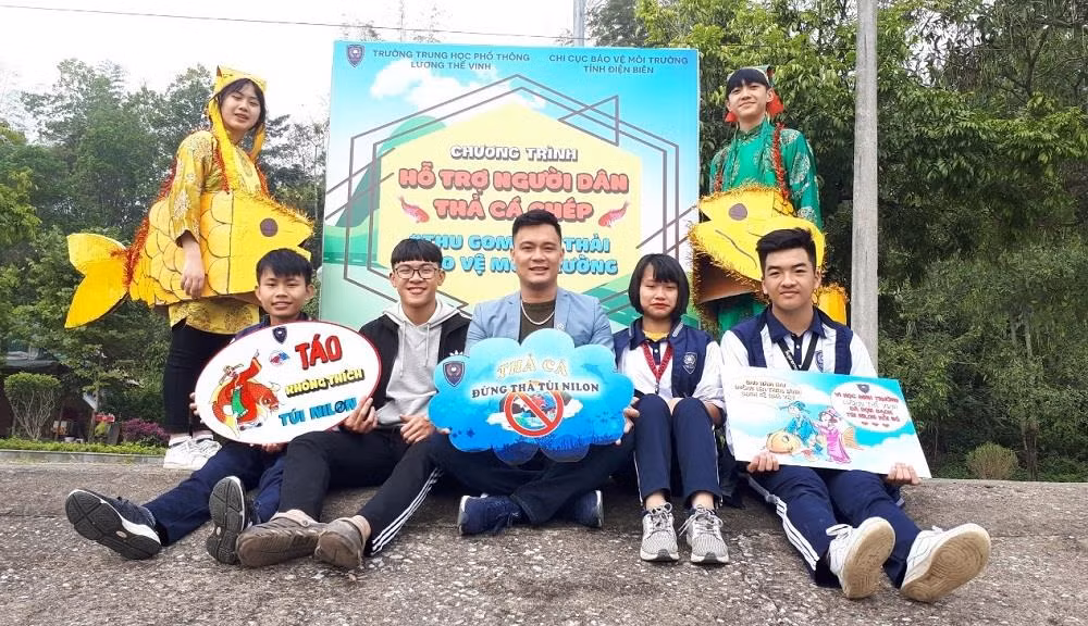 Thầy Nghị (ngồi giữa) cùng các em học sinh trong Chương trình Hỗ trợ nhân dân thả cá Chép - Thu gom rác thải bảo vệ môi trường, bảo vệ dòng sông Nậm Rốm lịch sử. Ảnh: NVCC Thầy Nghị (ngồi giữa) cùng các em học sinh trong Chương trình Hỗ trợ nhân dân thả cá Chép - Thu gom rác thải bảo vệ môi trường, bảo vệ dòng sông Nậm Rốm lịch sử. Ảnh: NVCC