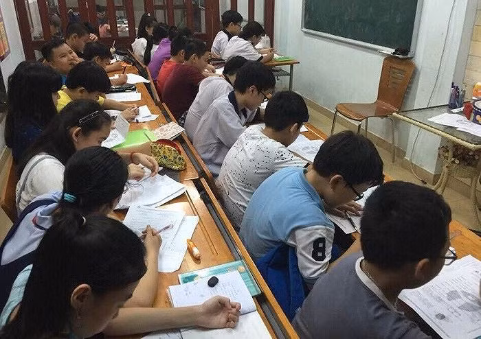 Cần có biện pháp giải quyết triệt để vấn nạn dạy thêm trái phép như hiện nay (Ảnh minh họa: giasubinhduong.org).