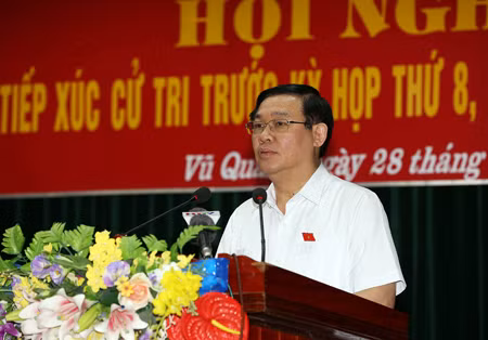 Phó Thủ tướng Vương Đình Huệ phát biểu tại cuộc tiếp xúc cử tri huyện Vũ Quang. Ảnh: VGP/Thành Chung