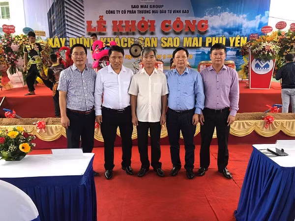 Ông Phạm Quang Đạo (người đứng giữa) Chủ tịch Tập đoàn Sao Mai chụp ảnh lưu niệm với các đại biểu dự Lễ khởi công. Ông Phạm Quang Đạo (người đứng giữa) Chủ tịch Tập đoàn Sao Mai chụp ảnh lưu niệm với các đại biểu dự Lễ khởi công.