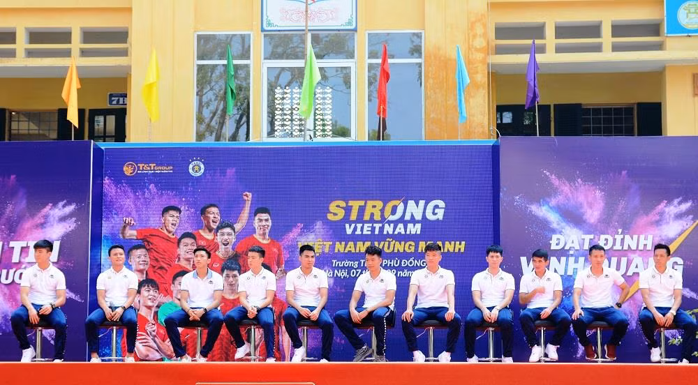 Dàn tuyển thủ điển trai của Câu lạc bộ Bóng đá Hà Nội về Trường trung học cơ sở Phù Đổng (Hà Nội) truyền cảm hứng cho các em nhỏ. Ảnh: Công Tiến.