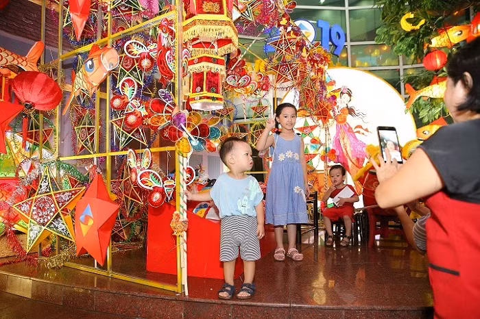 Các em nhỏ cũng rất thích thú với khu trưng bày đèn lồng. Các em nhỏ cũng rất thích thú với khu trưng bày đèn lồng.