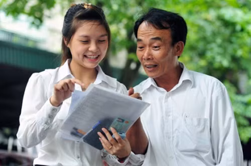 Thí sinh chia sẻ với phụ huynh khi làm bài xong (ảnh minh họa) Thí sinh chia sẻ với phụ huynh khi làm bài xong (ảnh minh họa)