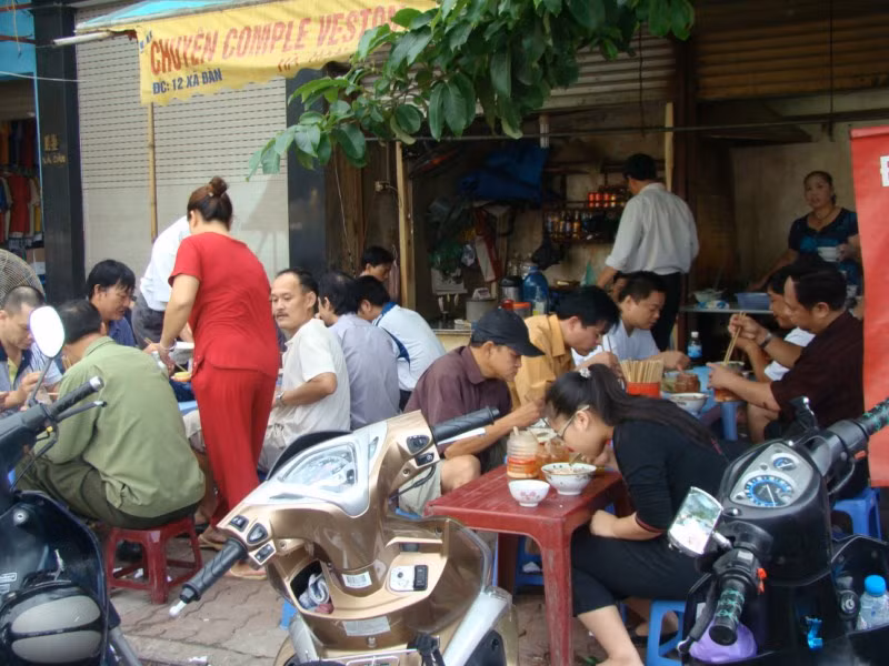 Những hàng cơm bụi trên đường Tạ Quang Bửu luôn chật kín người trong kì thi ĐH, CĐ (Ảnh: Bích Thảo)