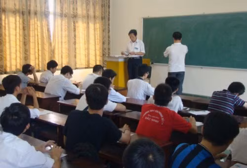 Thí sinh chuẩn bị làm bài thi (ảnh Bích Thảo) Thí sinh chuẩn bị làm bài thi (ảnh Bích Thảo)