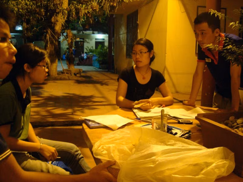 22h, các sinh viên tình nguyện vẫn hăng say làm việc, sắp xếp tình nguyện viên để đưa các sĩ tử đi làm thủ tục dự thi đúng giờ. 22h, các sinh viên tình nguyện vẫn hăng say làm việc, sắp xếp tình nguyện viên để đưa các sĩ tử đi làm thủ tục dự thi đúng giờ.