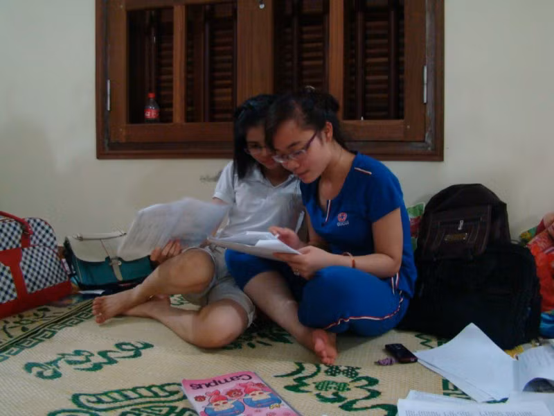 Ngay khi vừa bước chân xuống bến xe,các sĩ tử đã được đội sinh viên tình nguyện đón vào chùa ở. Ngay khi vừa bước chân xuống bến xe,các sĩ tử đã được đội sinh viên tình nguyện đón vào chùa ở.