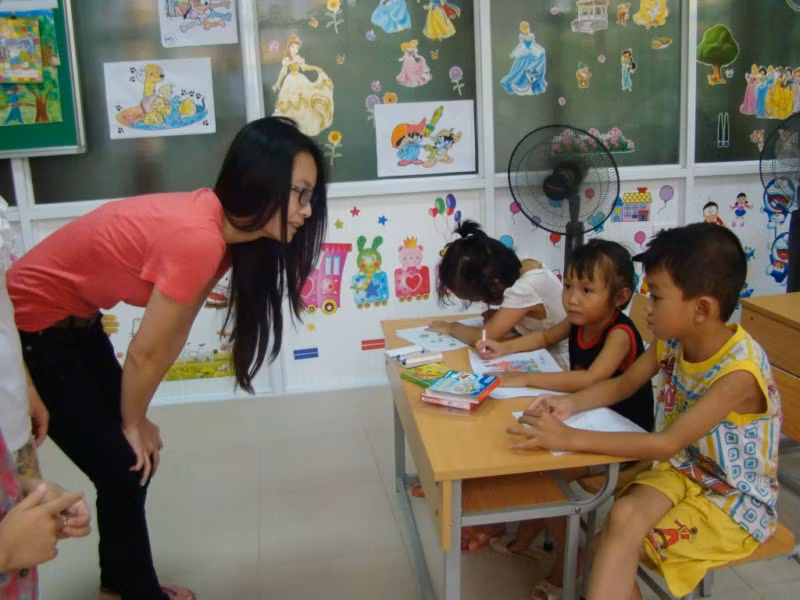 Theo bố ra nước ngoài từ khi còn bé, hiện tại các em sống tại thành phố Chicago của Hoa Kì. Thanh Hiên chia sẻ cứ mỗi năm ba chị em lại theo bố về quê 3 tháng hè. Các em rất thích tham gia các hoạt động tình nguyện. Năm 2011, các em đã theo bà nội là PGS Trần Lưu Vân Hiền tham gia phát cháo miễn phí cho các bệnh nhân tại môt số bệnh viện. Theo bố ra nước ngoài từ khi còn bé, hiện tại các em sống tại thành phố Chicago của Hoa Kì. Thanh Hiên chia sẻ cứ mỗi năm ba chị em lại theo bố về quê 3 tháng hè. Các em rất thích tham gia các hoạt động tình nguyện. Năm 2011, các em đã theo bà nội là PGS Trần Lưu Vân Hiền tham gia phát cháo miễn phí cho các bệnh nhân tại môt số bệnh viện.