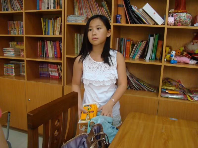 Cô con gái thứ 2 của GS Châu -Thanh Nguyên chuẩn bị đồ dùng để "lên lớp" Cô con gái thứ 2 của GS Châu -Thanh Nguyên chuẩn bị đồ dùng để "lên lớp"