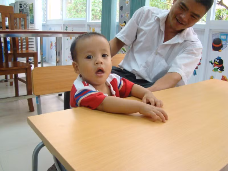 Cậu bé 15 tháng cũng theo anh chị lớn xuống lớp học Cậu bé 15 tháng cũng theo anh chị lớn xuống lớp học