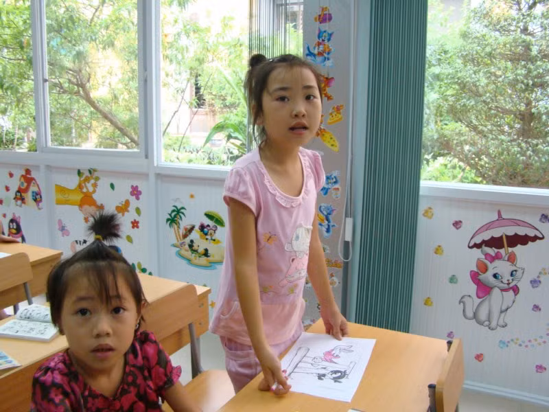 Các em bé dù đang mang bệnh tật song vẫn rất hứng thú với buổi học tiếng Anh của các "cô giáo nhỏ" Các em bé dù đang mang bệnh tật song vẫn rất hứng thú với buổi học tiếng Anh của các "cô giáo nhỏ"