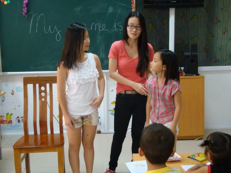 Sáng 19 - 7, ba cô con gái của nhà GS Ngô Bảo Châu: Ngô Thanh Hiên, Ngô Thanh Nguyên, Ngô Hiên An đã tham gia tình nguyện tại Lớp học Hy vọng của Báo Giáo dục VIệt Nam tại Bệnh viện Nhi Trung ương Sáng 19 - 7, ba cô con gái của nhà GS Ngô Bảo Châu: Ngô Thanh Hiên, Ngô Thanh Nguyên, Ngô Hiên An đã tham gia tình nguyện tại Lớp học Hy vọng của Báo Giáo dục VIệt Nam tại Bệnh viện Nhi Trung ương