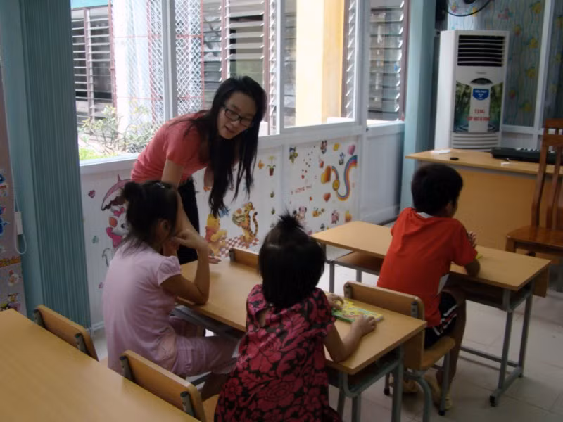 Chị cả Thanh Hiên dù mới 17 tuổi nhưng tỏ ra rất chững chạc, quan tâm đến từng em nhỏ, hướng dẫn từng bệnh nhi cách phát âm cho chuẩn nhất. Chị cả Thanh Hiên dù mới 17 tuổi nhưng tỏ ra rất chững chạc, quan tâm đến từng em nhỏ, hướng dẫn từng bệnh nhi cách phát âm cho chuẩn nhất.