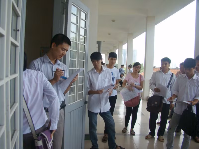 TS chuẩn bị vào phòng thi (ảnh Bích Thảo) TS chuẩn bị vào phòng thi (ảnh Bích Thảo)