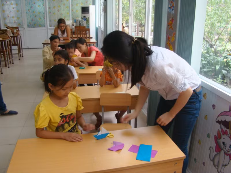 Thanh Hiên đi đến từng bàn chỉ dẫn các em nhỏ. >>BẤM ĐÂY XEM CẬP NHẬT ĐIỂM THI ĐẠI HỌC, CAO ĐẲNG NHANH NHẤT 2012