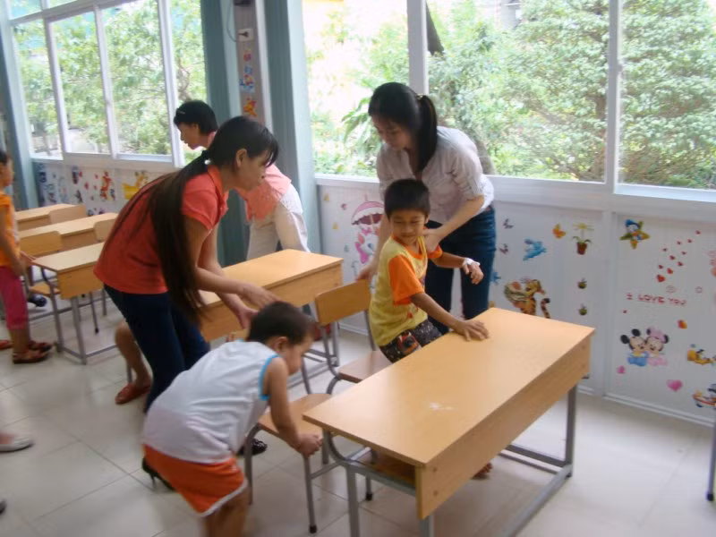 Cô chị cả Ngô Thanh Hiên và các em nhỏ cùng thu dọn bàn ghế chuẩn bị cho những tiết mục vui nhộn. >>BẤM ĐÂY XEM CẬP NHẬT ĐIỂM THI ĐẠI HỌC, CAO ĐẲNG NHANH NHẤT 2012